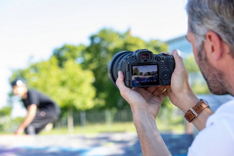 Canon Ambassador Martin Bissig views a skateboarder through the Canon EOS R5's LCD screen.