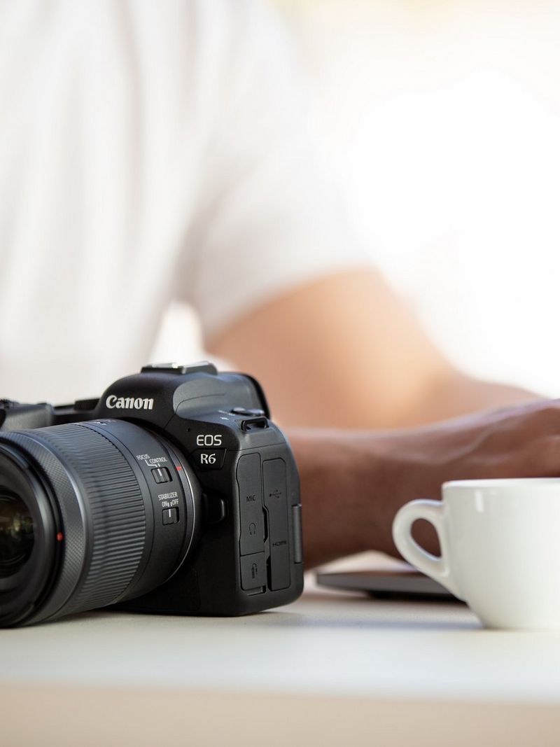 Canon EOS R6 vedľa šálky s čajom