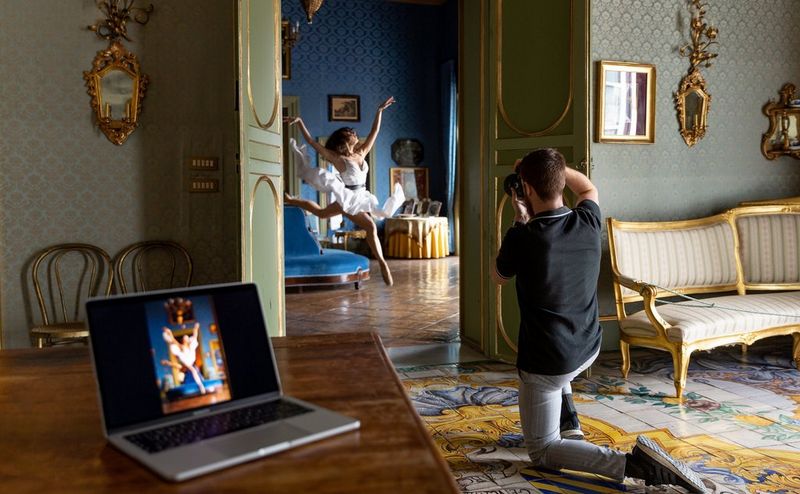 Snímanie baletníka v uzavretom/domácom prostredí s laptopom bezdrôtovo pripojeným k fotoaparátu zobrazujúcim ten istý záber