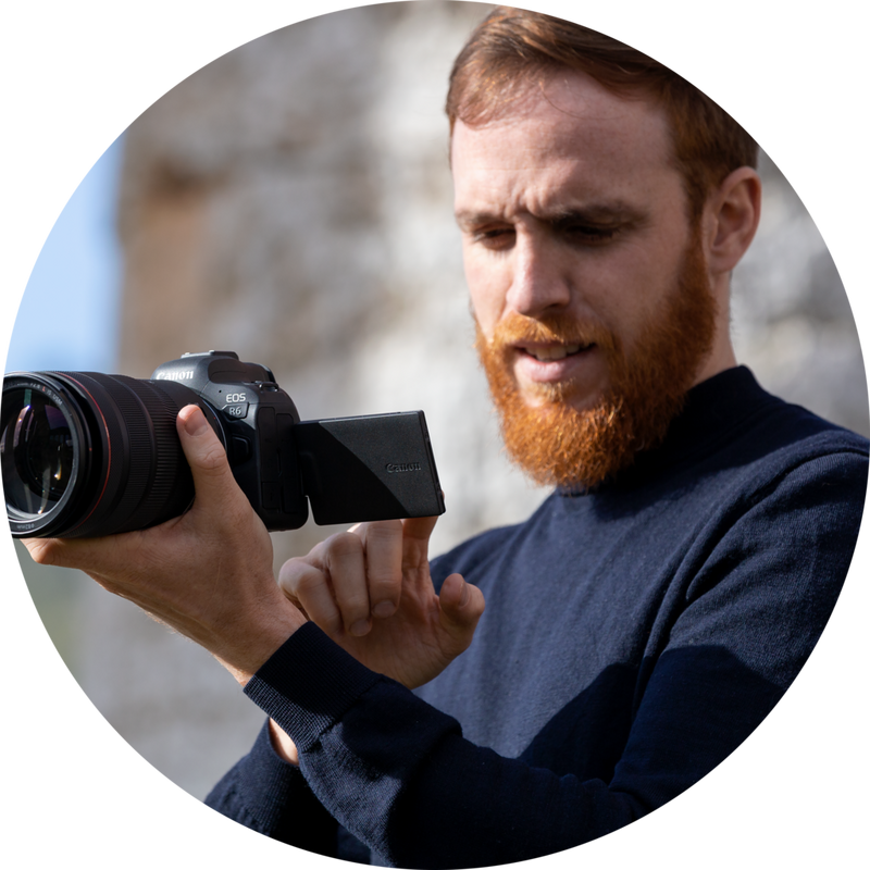 Havjērs Kortess (Javier Cortes) tur fotokameru