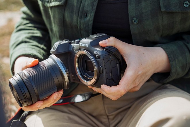 Пользователь готовится установить объектив на байонет RF камеры Canon EOS R7.