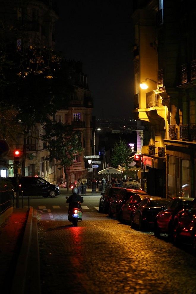 Una strada acciottolata di Parigi fotografata di notte con Canon EOS R8.