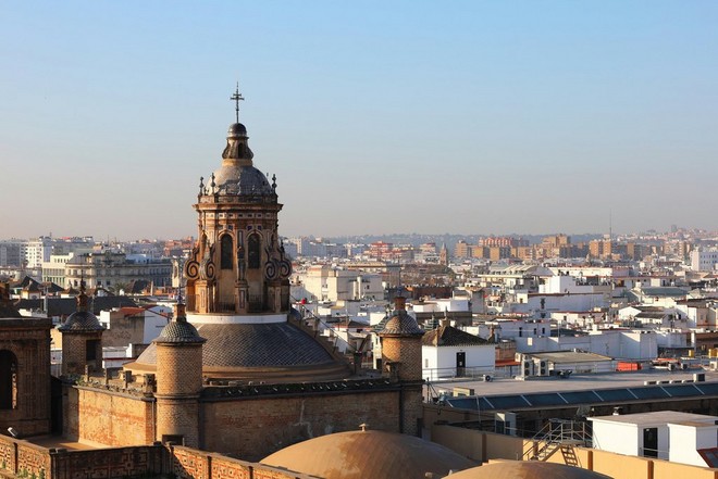 Uma vista sobre a cidade de Sevilha com a torre da Igreja da Anunciação no meio.