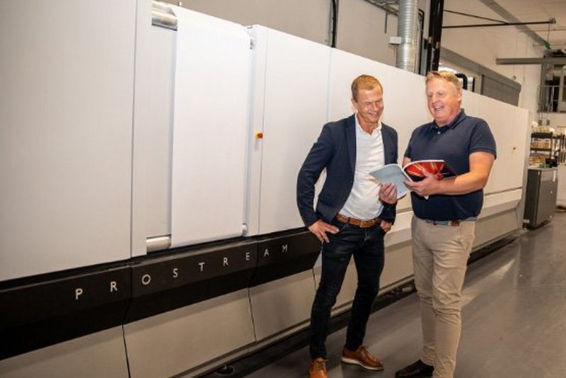 Patrick Andersson, CEO of Exakta Print and Hakan Ahlberg from Canon Sweden reviewing an application in front of the ProStream