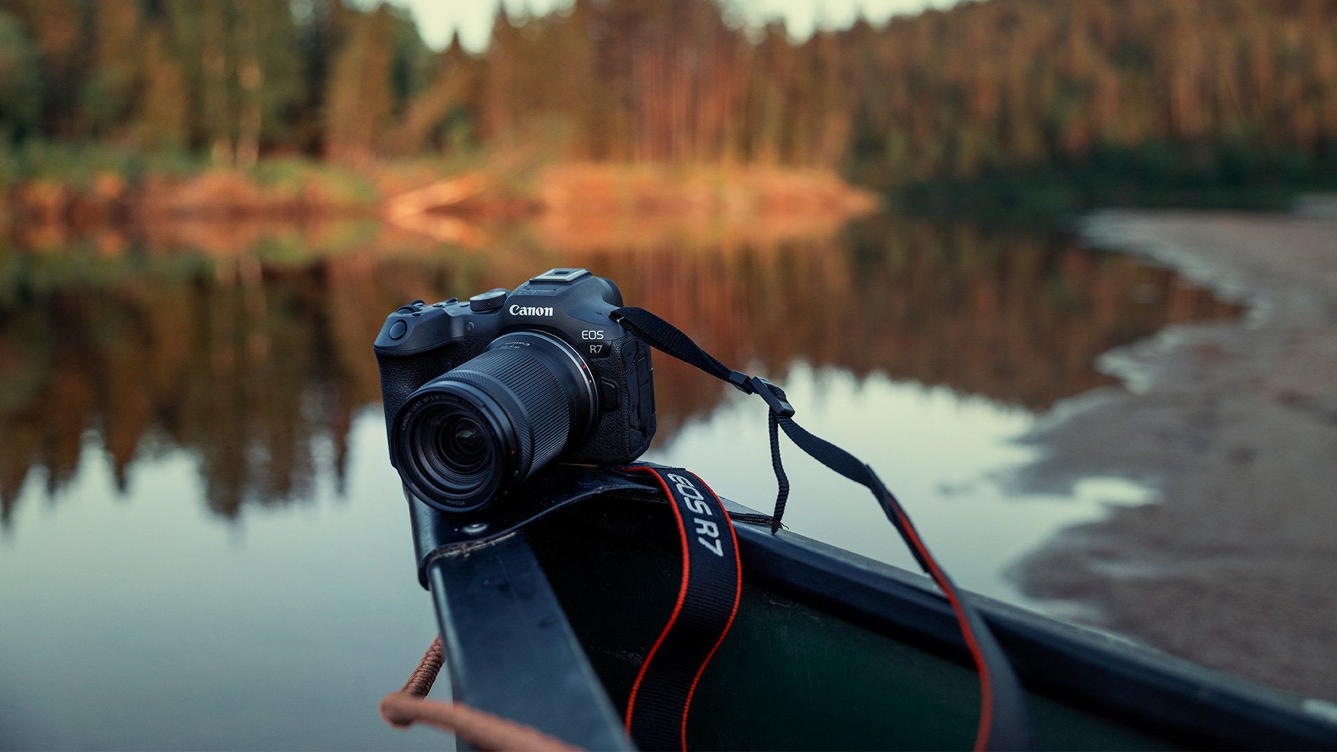 Canon EOS R7 i fören på en kanot