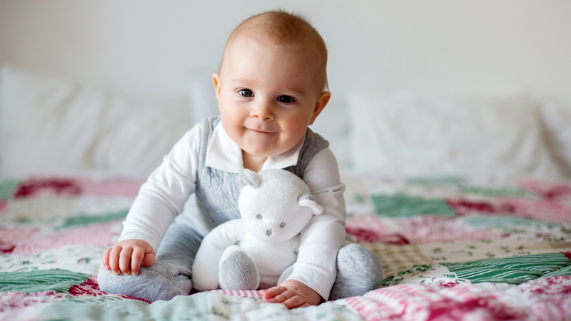 Niño Divertido 2 Años Que Come El Bebé Feliz Bebé Que Sostiene Dos