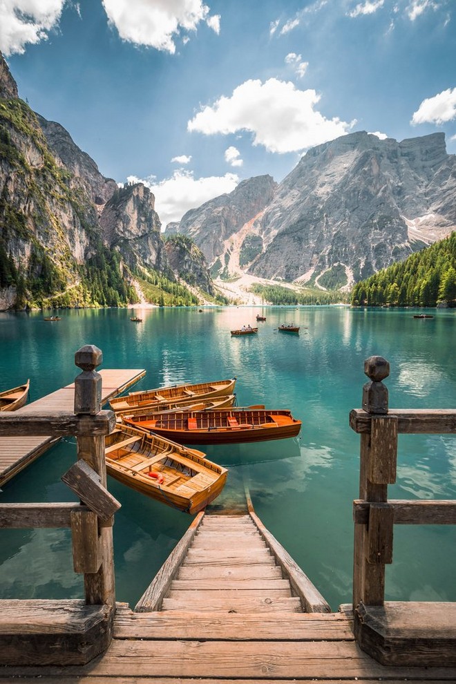 قوارب صغيرة في بحيرة برايس بمقاطعة جنوب تيرول في إيطاليا. وقد تم تحرير الصورة لتعزيز حدة الألوان.