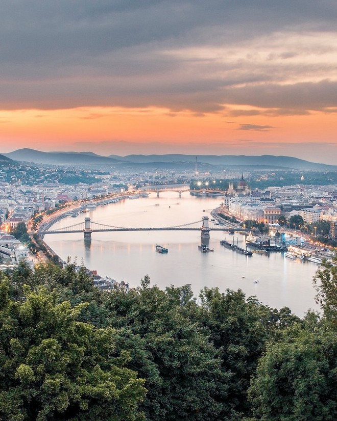 مشهد من فوق نهر الدانوب على تل غيليرت بمدينة بودابست في المجر من موقع مرتفع.