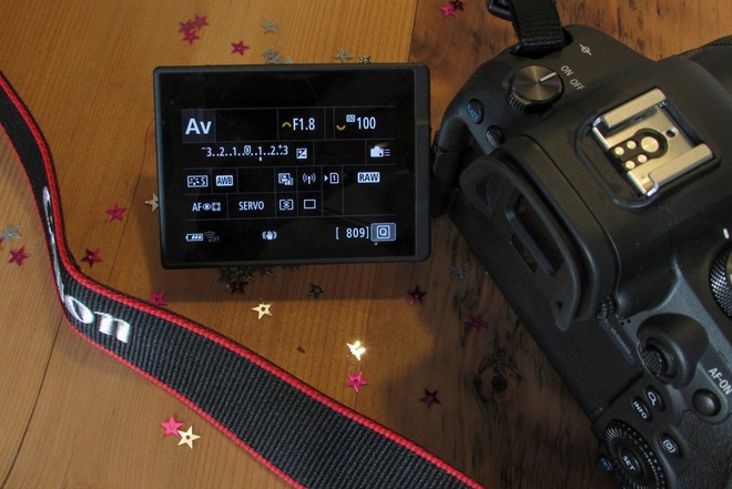 تُظهر شاشة LCD في كاميرا EOS R6 من Canon الإعدادات في وضع أولوية فتحة العدسة.