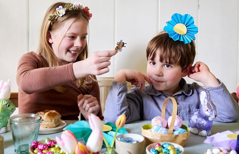 Aus Papier gebastelte Blumenkronen