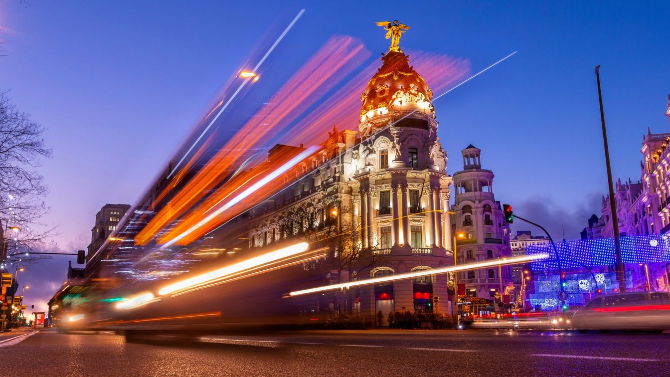 آثار ضوء معلّقة في أثناء تحركها عن طريق حافلة في شارع مزدحم في مدريد بإسبانيا.