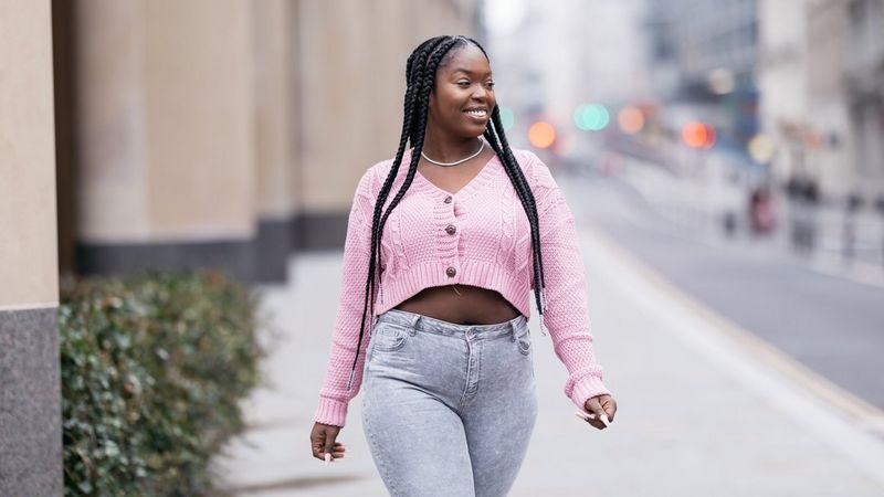 mujer, Toma de cuerpo completo, cuerpo con piel morena, pelo negro