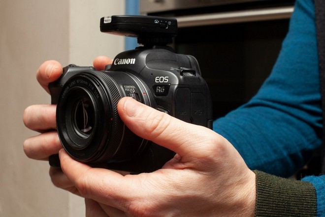 Фотоапарат EOS R6 од Canon во раце.