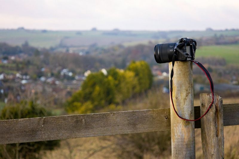كاميرا EOS RP من Canon مرتكزة على عمود سياج.