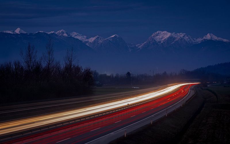 Licht Autos Straße Langzeitbelichtung Bewegung Wischer Fahren Scheinwerfer  Fahrzeuge Autobahn Dämmerung Farben Hintergrund Sonnenuntergang  Geschwindigkeit bunt Leuchten Verlauf unscharf verwackelt Photos