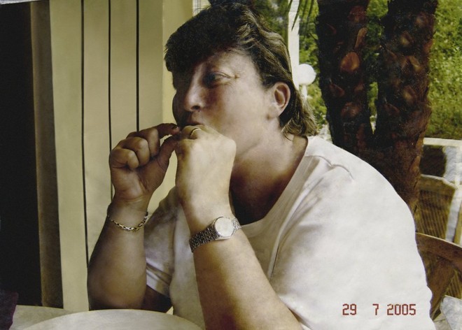 صورة فوتوغرافية تم تعديلها لامرأة تتناول الطعام.