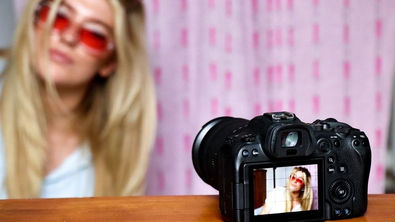 La Vita Nei Social Media. Ragazza Con Trucchi in Foto E Nessun