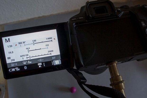 스톱 모션 촬영에 사용 된 설정을 보여주는 EOS 카메라의 뒷면