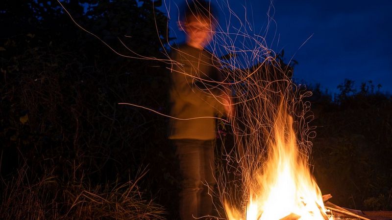 Cette lampe torche est si puissante qu'elle peut démarrer un feu