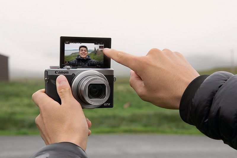 YouTube zvaigzne un videoblogeris Maiks Grejs (Mike Gray) spiež ieraksta pogu uz Canon PowerShot G7 X Mark III skārienekrāna.
