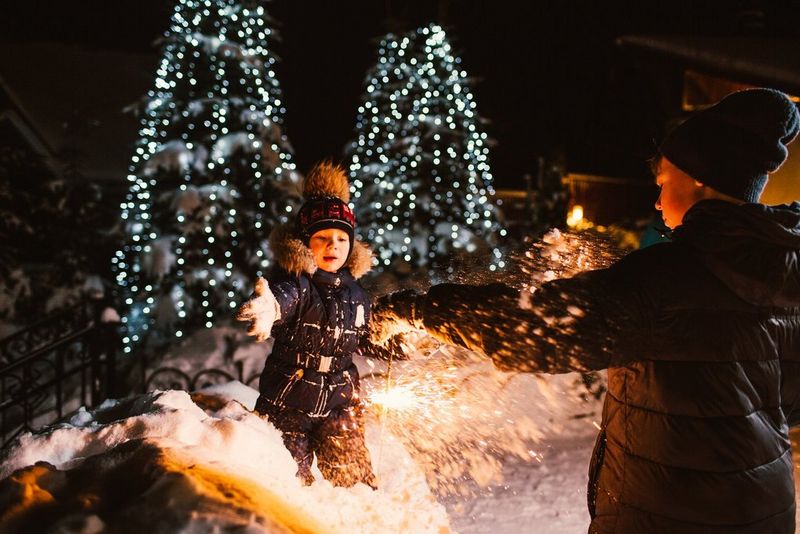 Albero di Natale bianco e rosso  Tradizioni natalizie, Idee per l'albero  di natale, Divertimento natalizio