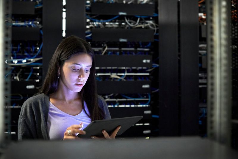 Professionnel planifiant la sécurité dans un environnement de travail hybride