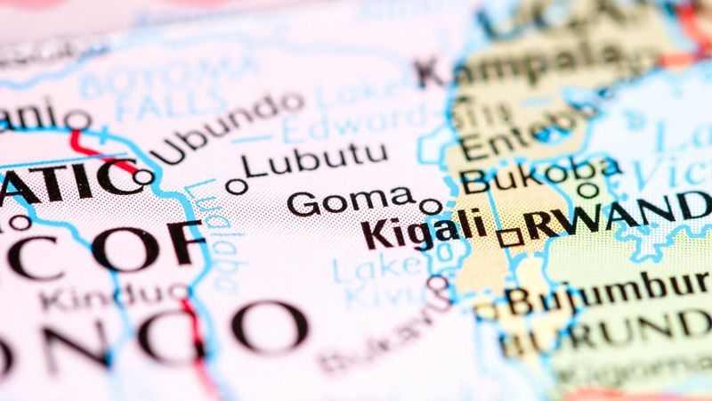 Een close-up van een plattegrond van de Democratische Republiek Congo, ingezoomd op de regio's Goma, Kigali (dikgedrukt), Lubutu en Bukoba. Het woord RWANDA is gedeeltelijk zichtbaar.