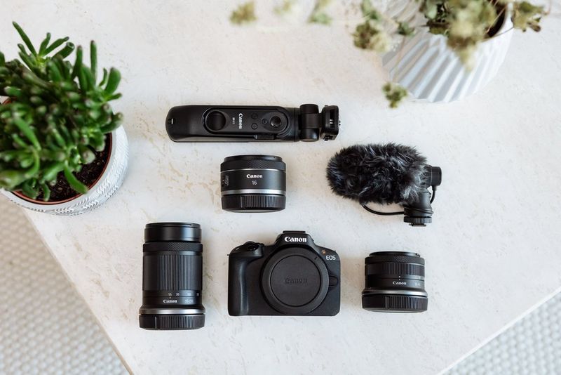 Canon EOS R50 – możliwość rozbudowy zestawu