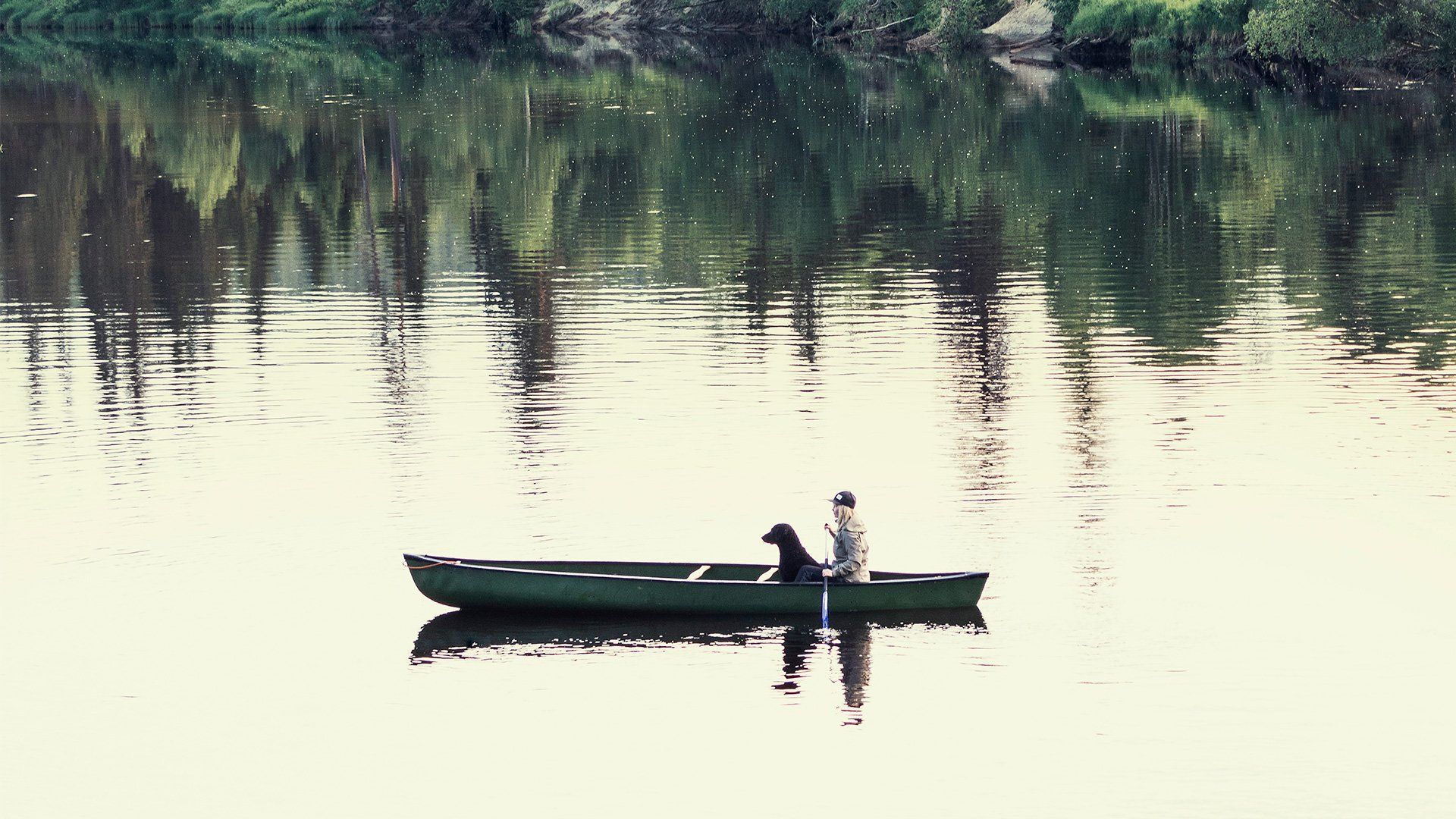 Ainava no Oulankajoki upes, kanoe un divas figūras