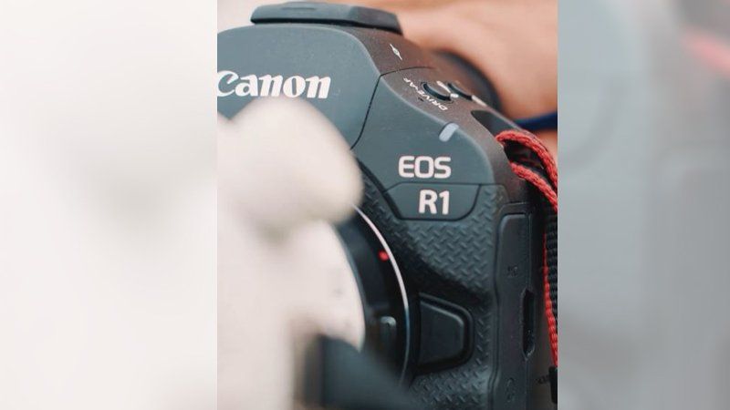 EOS R1