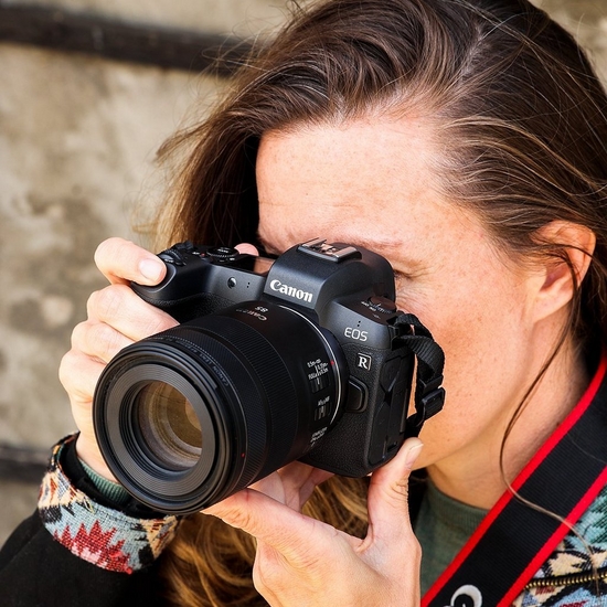 Ilvy using the RF 85mm F2 MACRO IS STM lens with the EOS R for macro photography