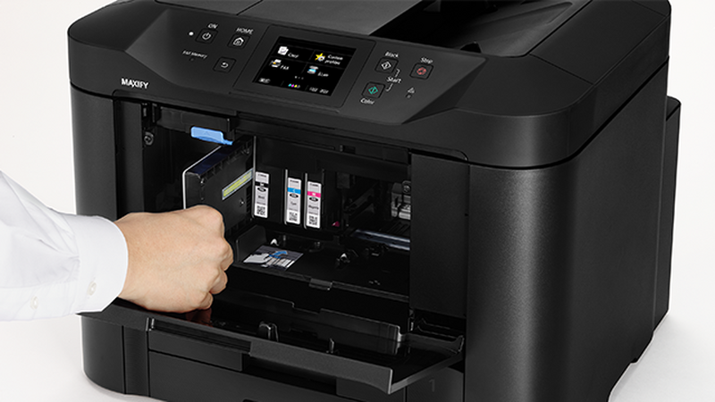 MAXIFY printer on külje pealt avatud ja sisestatakse tindikassetti.