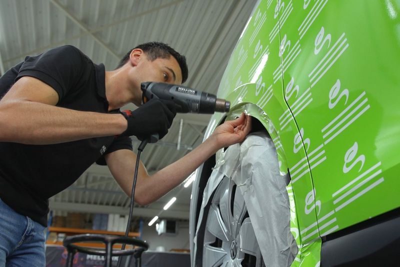 Empleados de Spectrum con coches laminados