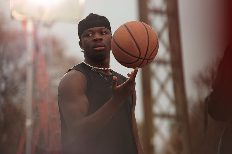 Mujer hombre mayor activa jugando al baloncesto al aire libre en