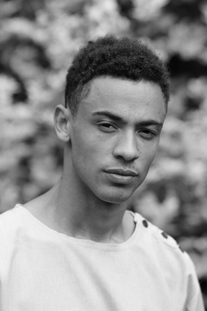 Ten sam portret, ale w trybie monochromatycznym i z zastosowanym pomarańczowym filtrem.
