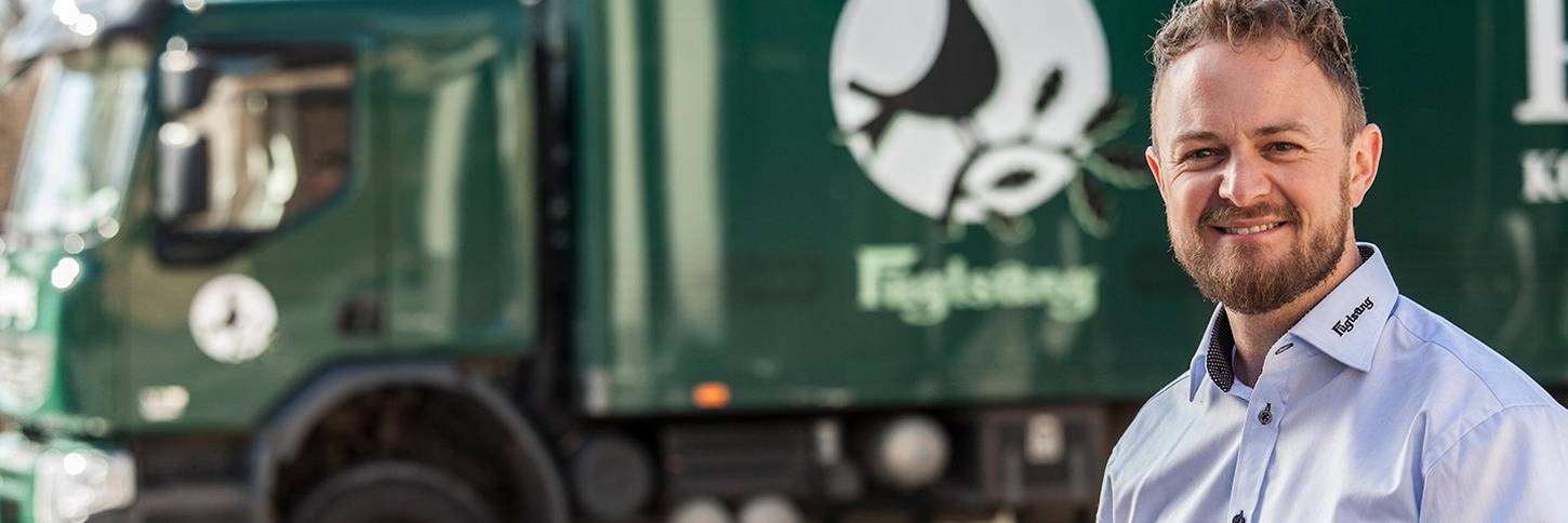 Fuglsangs It- og økonomichef Peter O. Pilegaard ses foran en grøn Fuglsang lastbil