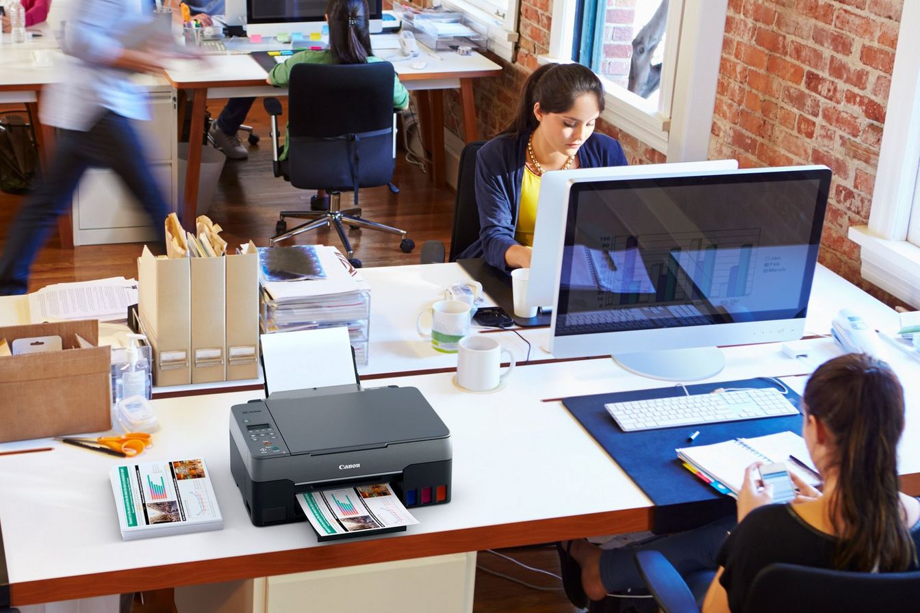 PIXMA G3460 с печатными фотографиями на офисном столе