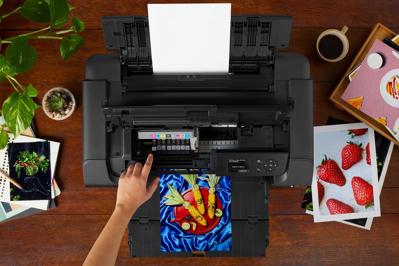 Galerijska slika tiskalnika PIXMA Pro-200 s številnimi natisnjenimi fotografijami