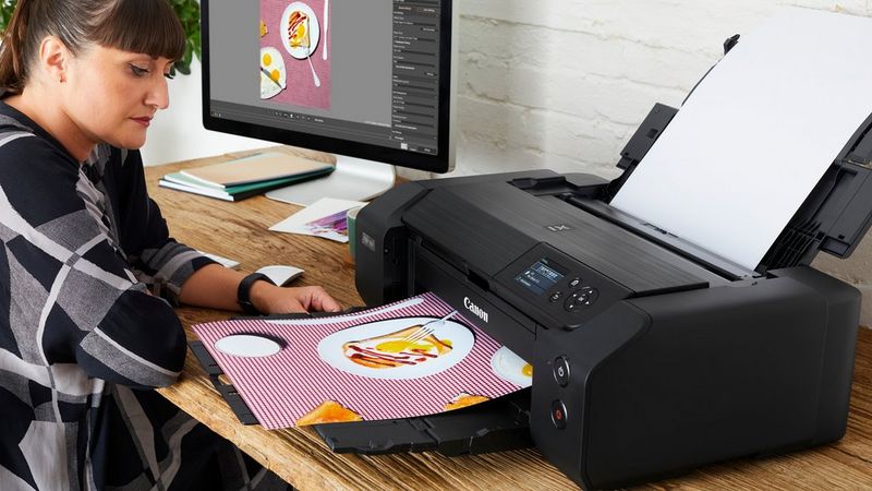Fotografă care imprimă o imagine viu colorată cu PIXMA Pro-200 pe hârtia dorită