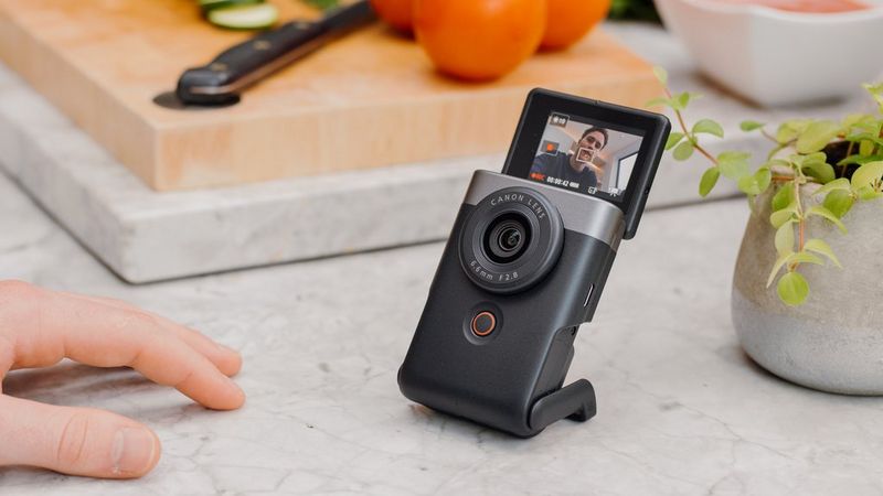 Canon Powershot V10 Digital Camera Advanced Vlogging Kit