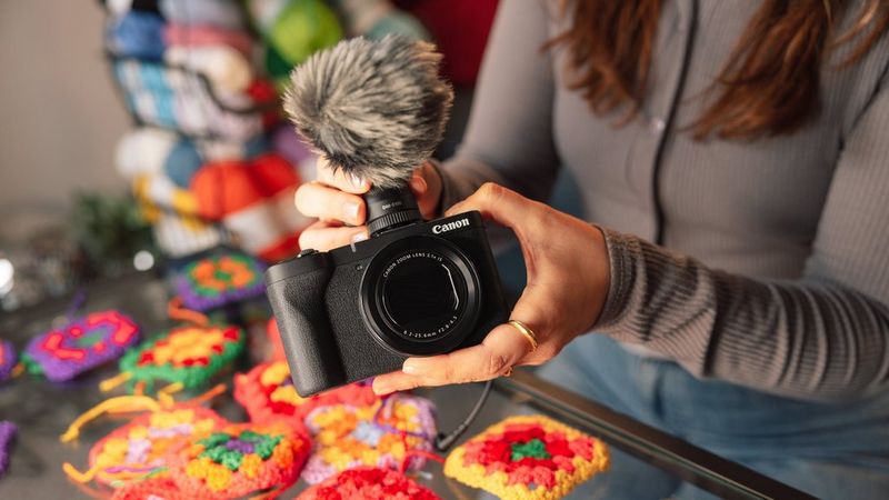 PowerShot V1_Lifestyle_19_DM-E100_Microphone-get-inspired-16x9.jpg