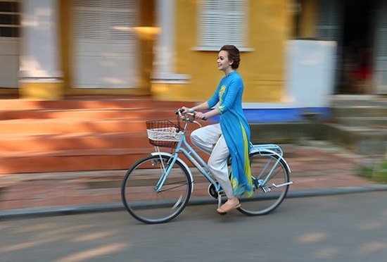 https://i1.adis.ws/i/canon/powershot_g7_x_mark_iii_sample_motion_female_cyclist?w=550&qlt=100&fmt=jpg&fmt.options=interlaced&bg=rgb(236,237,237)