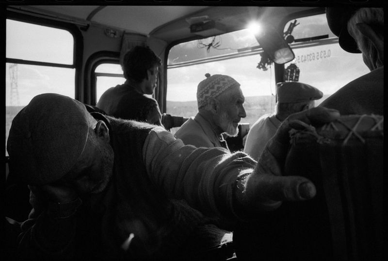 Image en noir et blanc d'hommes turcs âgés dans un bus.