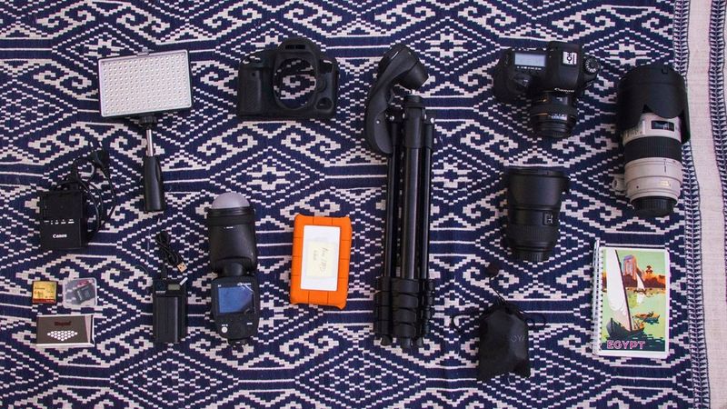 L'équipement d'Aline Deschamps contenant ses appareils photo et objectifs Canon.