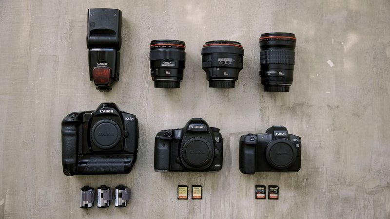 L'équipement d'André Teixeira contenant ses appareils photo et objectifs Canon.