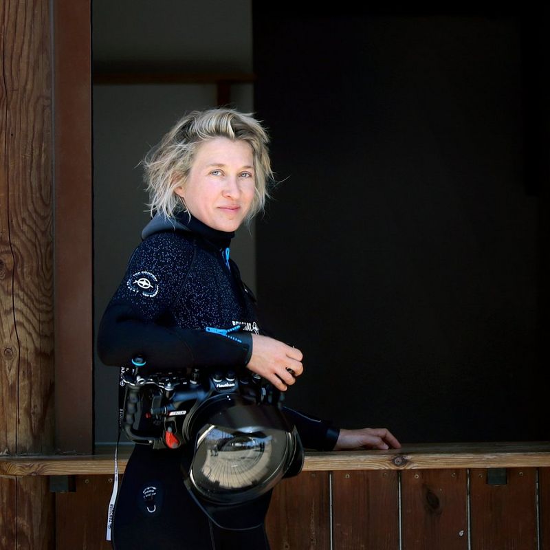 L'ambassadrice Canon Dafna Tal tenant son boîtier sous-marin.