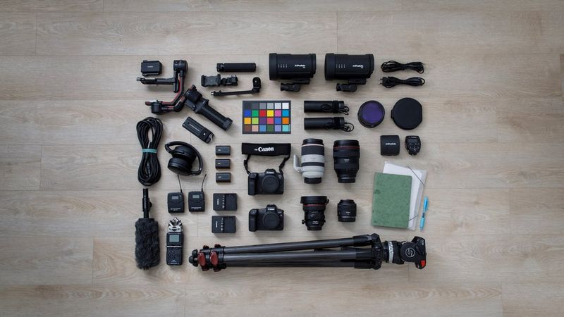 L'équipement de Dafna Tal contenant ses appareils photo et objectifs Canon, ainsi que des accessoires.