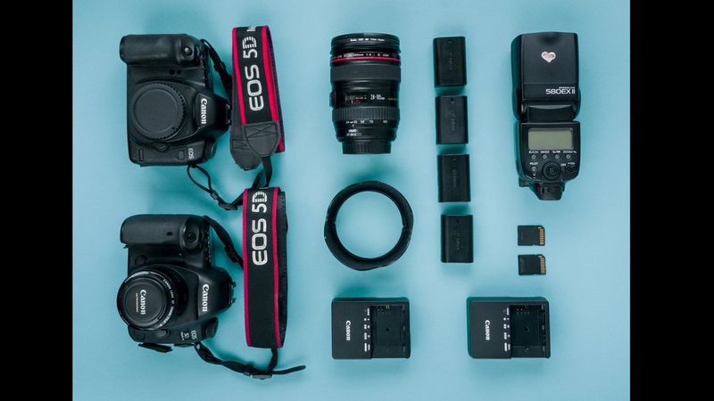 Équipement d'Eliška Sky contenant des appareils photo, des objectifs et des accessoires Canon.