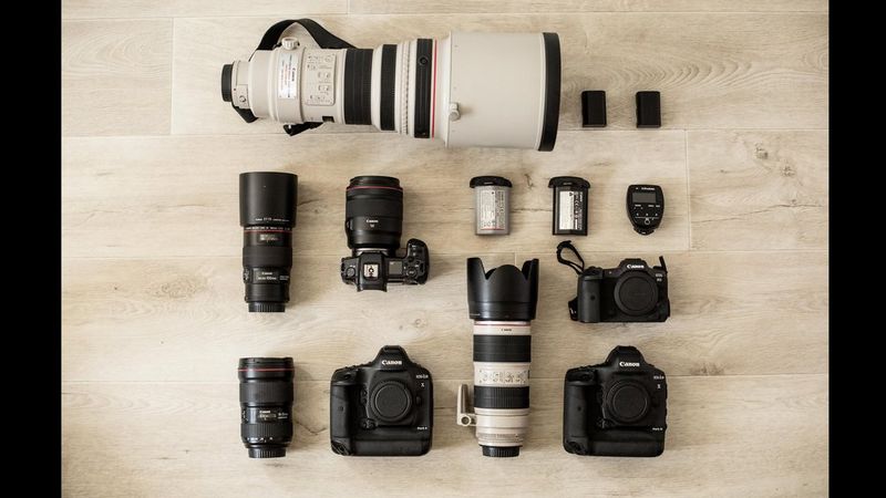 L'équipement d'Emmanuel Oyeleke contenant ses appareils photo et objectifs Canon.