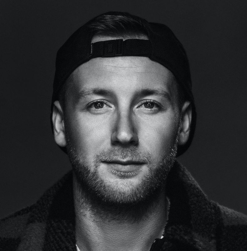 Un portrait en noir et blanc de l'ambassadeur Canon Erik Tomašák.